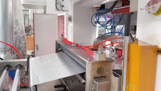 Prueba de funcionamiento del molde para tarta de huevo en el Reino Unido en la línea de producción de contenedores de papel de aluminio T80