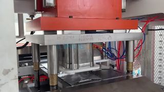 Operación de fábrica de la máquina para fabricar bandejas de papel de aluminio de 2 compartimentos y 80 toneladas