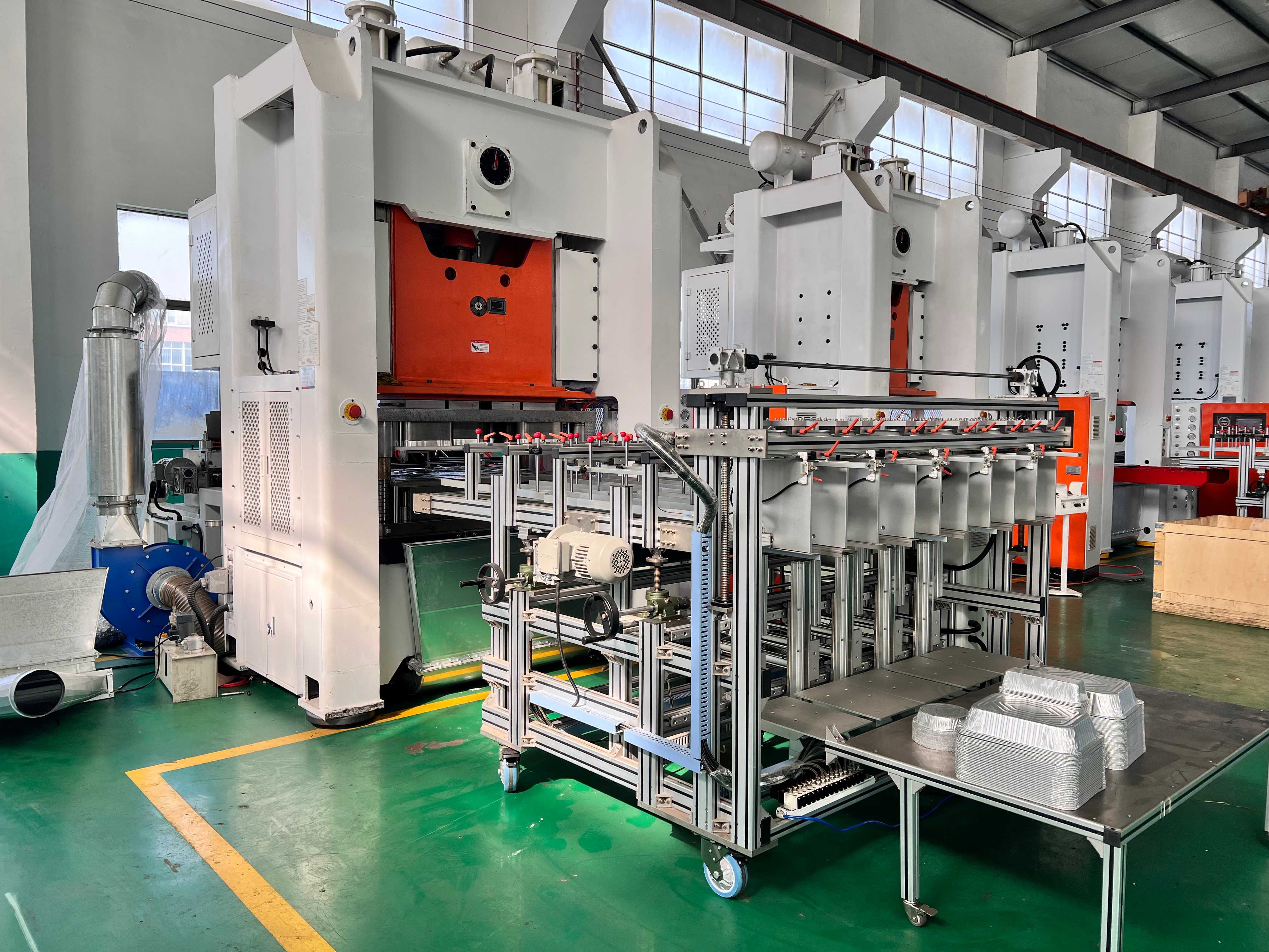 Últimos blogs de la empresa sobre ¿Qué equipo incluye una línea de producción de contenedores de papel de aluminio totalmente automática?