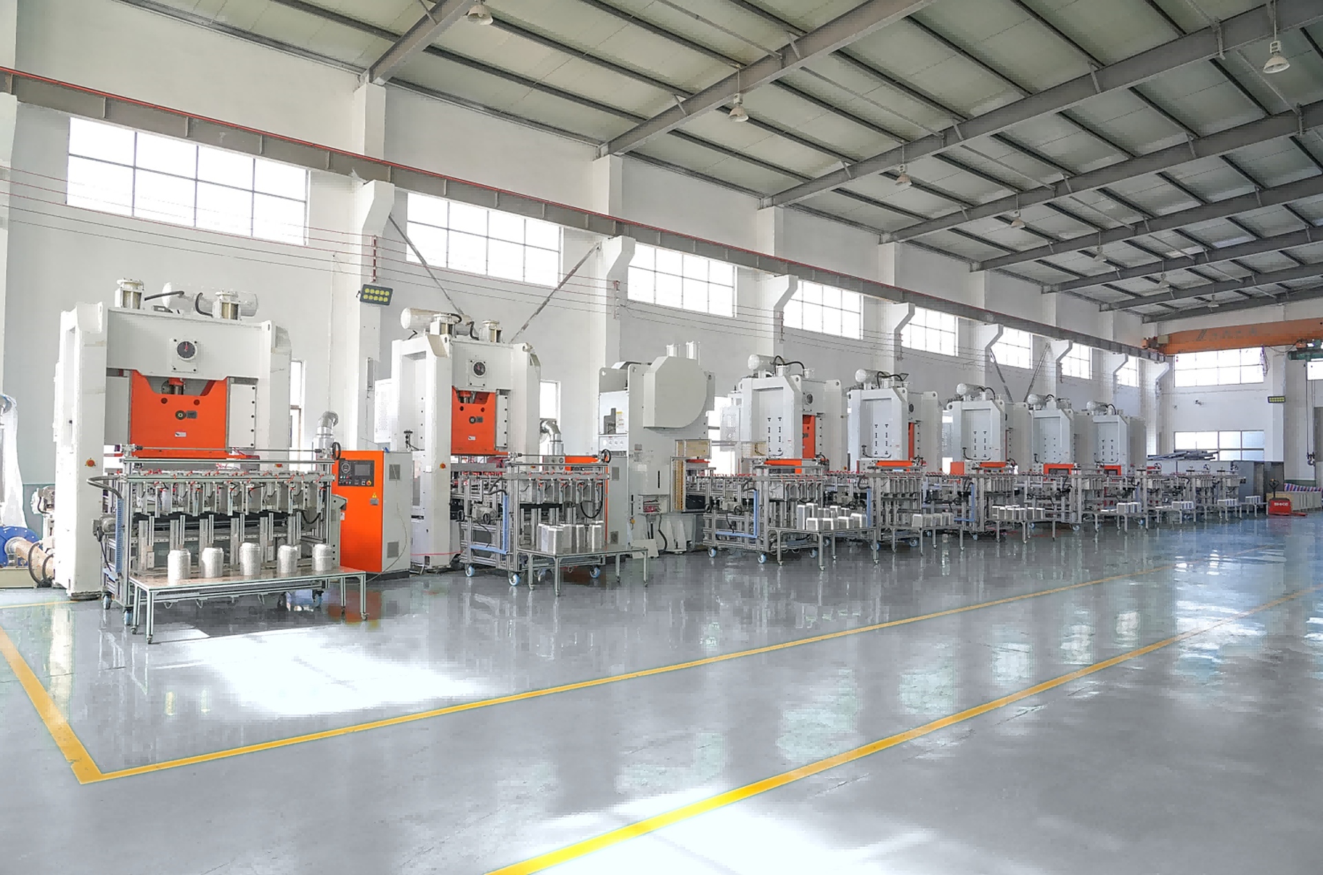 Últimos blogs de la empresa sobre Máquina Automática para Fabricar Contenedores de Aluminio: Del Rollo de Aluminio a la Bandeja Terminada