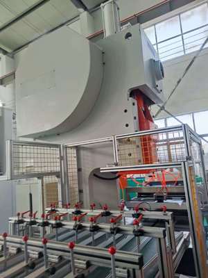 comprar LK-T63 Máquina de Punzonado de Contenedores de Papel de Aluminio para Alimentos, 9.000–12.000 Unidades/Hora de Producción online manufacture