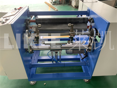 Pequeña máquina de remolque de papel de aluminio y papel de cocina rápida y semiautomática fácil de operar