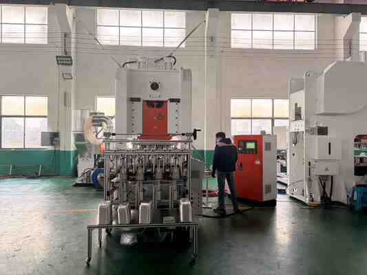 Máquina para fabricar láminas de aluminio LK-T80 con velocidad de producción promedio de 50 golpes/min, capacidad de prensa de 80 toneladas y vida útil de 10 años